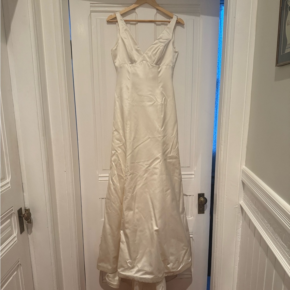 Monique Lhuillier Ivory silk V-Neck Wedding Gown